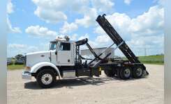 2015 PETERBILT 365 Garbage Truck, Roll Off Truck, Hooklift Truck in Waller, TX