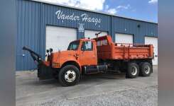 2002 INTERNATIONAL 4900 Plow Truck - Spreader Truck in Des Moines, IA