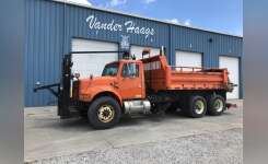 2001 INTERNATIONAL 4900 Plow Truck - Spreader Truck in Des Moines, IA