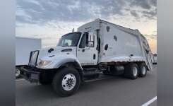 2006 INTERNATIONAL 7400 MCNEILUS REAR LOAD Garbage Truck in Rice, MN