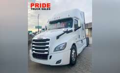 2018 FREIGHTLINER CASCADIA 126 Conventional - Sleeper Truck, Tractor in Fresno, CA