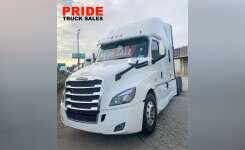 2018 FREIGHTLINER CASCADIA 126 Conventional - Sleeper Truck, Tractor in Mc Farland, CA