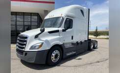 2019 FREIGHTLINER CASCADIA 126 Conventional - Sleeper Truck, Tractor in Savage, MN