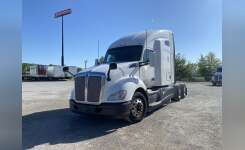 2017 Kenworth T680 Conventional - Sleeper Truck, Tractor in Effingham, IL