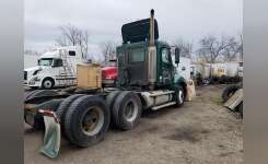 2005 FREIGHTLINER COLUMBIA Conventional - Day Cab, Tractor in Detroit, MI