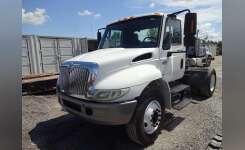 2003 INTERNATIONAL 4000 Conventional - Day Cab, Tractor in New Haven, IN