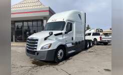2019 FREIGHTLINER CASCADIA 126 Conventional - Sleeper Truck, Tractor in Savage, MN
