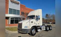 2018 MACK PINNACLE CXU613 Conventional - Day Cab, Tractor in Colfax, NC